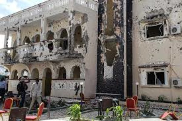 Un attentat à la voiture piégée et un siège de nuit à l’hôtel tuent 26 personnes à Kismayo en Somalie