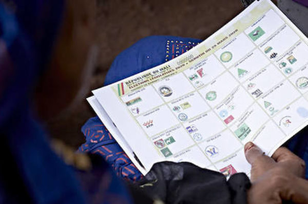 Mali : un dimanche de vote surréaliste