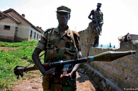 Dans l’est de la RDC, dans le territoire de Rutshuru, les habitants s’inquiètent de la présence d’un nouveau groupe rebelle qui serait une coalition de plusieurs autres groupes présents dans la région.
Photo d’illustration. Un rebelle congolais surveille une zone de Rutschuru, le 22 novembre 2008. 
Photo d’illustration. Un rebelle congolais surveille une zone de Rutschuru, le 22 novembre 2008.
Depuis plusieurs semaines, les habitants du territoire de Rutshuru se plaignent de la présence de combattants appartenant à un nouveau groupe rebelle appelé CMC (Collectif des mouvements pour le changement).   
Un groupe qui, selon plusieurs sources sur place, comprend descombattants Maï-Maï et des Nyatura combattants Maï-Maï et des Nyatura.  
La présence de combattants de ce nouveau groupe rebelle est signalée à Kibende, une agglomération située à moins de 10 kilomètres de la cité de Kiwanja en territoire de Rutshuru.  
Les habitants de la région, qui sont généralement des agriculteurs, déplorent le racket dont ils sont victimes de la part des combattants. C’est ce dont témoigne Sifa Makereko, une habitante :    
« Beaucoup de ces combattants se trouvent à Kibende, ils ont des armes toutes neuves, on ne sait pas d’où ils sont venus. Ils sont là où se trouvent nos champs. Nous demandons que cette question soit réglée car on ne sait plus comment cultiver et subvenir aux besoins de nos enfants. Ils font payer cinq dollars  par agriculteur pour accéder aux champs. »
Lire aussi → RDC-Ituri : la violence paralyse la reprise des cours : 
Complicité
La présence de ces rebelles est confirmée par certains députés de la province du Nord-Kivu, comme le député provincial  Adrien Syasemba qui dénonce aussi l’implication des autorités locales qui seraient complices de ces combattants pour racketter la population : 
« Ce nouveau groupe rebelle CMC tracasse la population. Quand les habitants vont dans leurs champs à Kibende,  Kiseguro et Nyamirima,  les combattants leur imposent le paiement d’un montant allant de cinq à dix dollars pour accéder à leurs  champs.  Quand il y a une récolte, ils prennent un dixième de cette récolte. Fort malheureusement, certaines autorités sur place sont complices de tout ça. Nous déplorons cette situation. » 
Lire aussi → Une centaine de groupes armés actifs dans l’est de la RDC
La société civile, pour sa part, rappelle que ce nouveau groupe rebelle n’est pas le seul qui commette des exactions. Jonas Pandasi, le porte-parole de la société civile en territoire de Rutshuru, explique ainsi qu’on assiste à une prolifération des rebelles dans cette région :
« Ce mouvement n’est pas né ces derniers jours,  il existe depuis longtemps. Le territoire de Rutshuru est devenu le berceau des groupes armés qui mettent à mal la situation sécuritaire de nos concitoyens. Nous ne pouvons que demander à l’Etat de bien vouloir intervenir.  » 
L’armée pour sa part semble être réservée sur cette question. Le major Guillaume Ndjike, porte-parole des opérations Sokola 2, a assuré que l’armée donnera sous peu de plus amples précisions sur l’identité de ce groupe. Pour l’instant, une enquête serait conduite par les services de sécurité de l’armée congolaise.