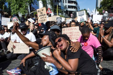 Des femmes manifesteent contre les féminicides en Afrique du Sud le 13 septembre 2019 à Johannesburg
afp.com/GUILLEM SARTORIO